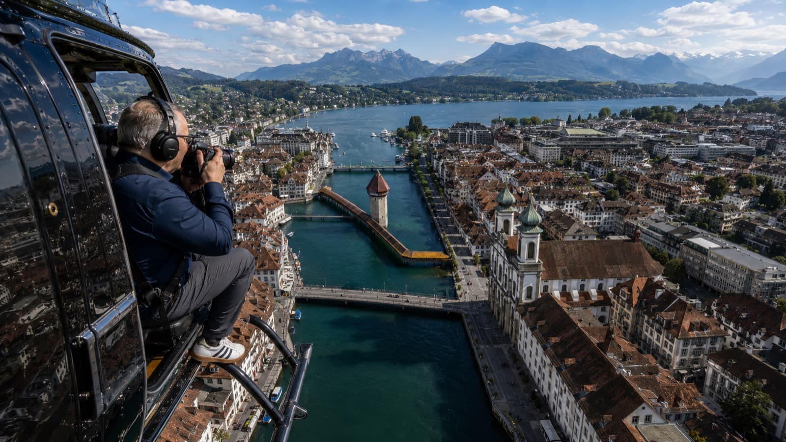 Profi-Fotograf bei der Arbeit aus dem Helikopter ueber Luzern